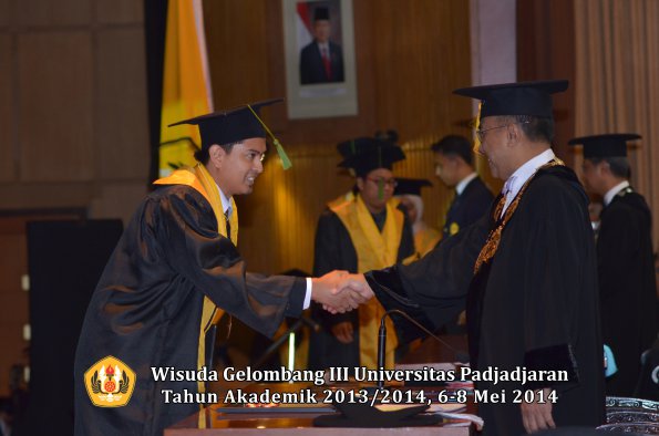 wisuda-unpad-gel-iii-ta-2013_2014-fakultas-kedokteran-oleh-rektor-ilalang-foto-110