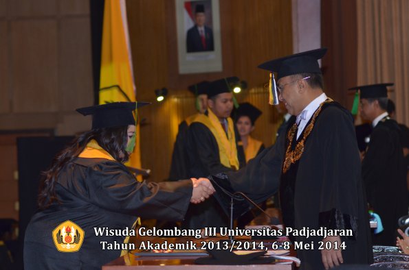 wisuda-unpad-gel-iii-ta-2013_2014-fakultas-kedokteran-oleh-rektor-ilalang-foto-187