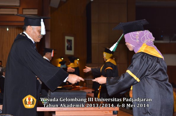 wisuda-unpad-gel-iii-ta-2013_2014-fakultas-pertanian-oleh-dekan-ilalang-foto-014