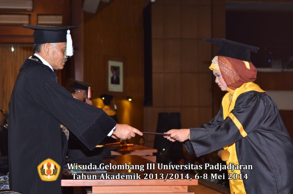 wisuda-unpad-gel-iii-ta-2013_2014-fakultas-pertanian-oleh-dekan-ilalang-foto-038