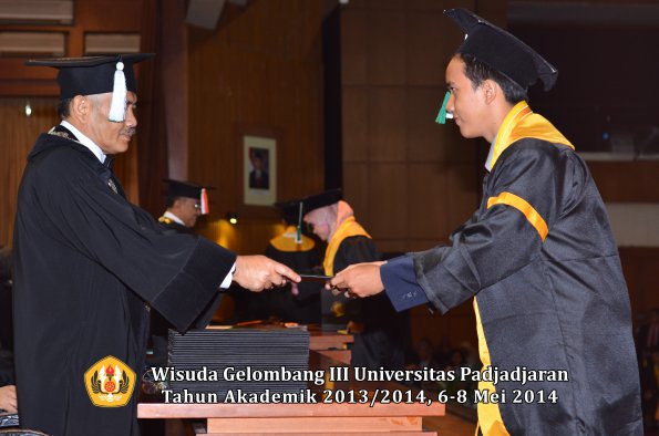 wisuda-unpad-gel-iii-ta-2013_2014-fakultas-pertanian-oleh-dekan-ilalang-foto-045