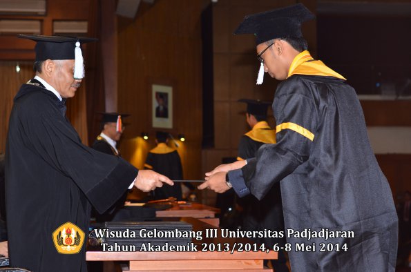 wisuda-unpad-gel-iii-ta-2013_2014-fakultas-pertanian-oleh-dekan-ilalang-foto-058