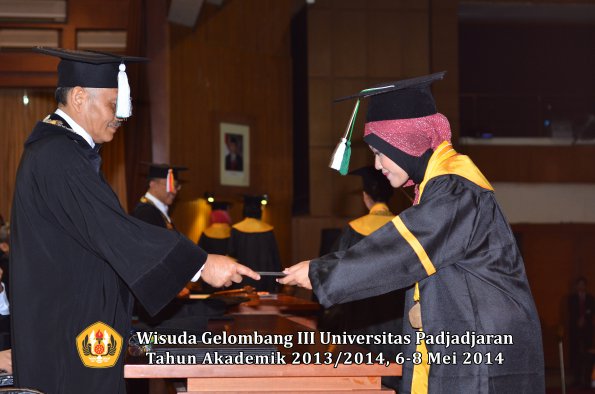 wisuda-unpad-gel-iii-ta-2013_2014-fakultas-pertanian-oleh-dekan-ilalang-foto-068