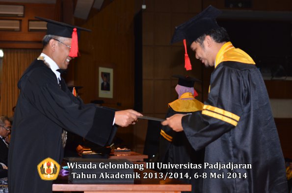 wisuda-unpad-gel-iii-ta-2013_2014-fakultas-hukum-oleh-dekan-ilalang-foto-023