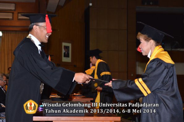 wisuda-unpad-gel-iii-ta-2013_2014-fakultas-hukum-oleh-dekan-ilalang-foto-024