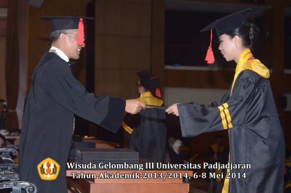 wisuda-unpad-gel-iii-ta-2013_2014-fakultas-hukum-oleh-dekan-ilalang-foto-025