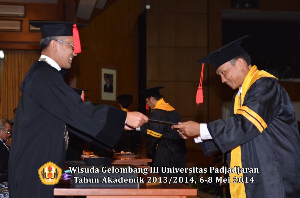 wisuda-unpad-gel-iii-ta-2013_2014-fakultas-hukum-oleh-dekan-ilalang-foto-027