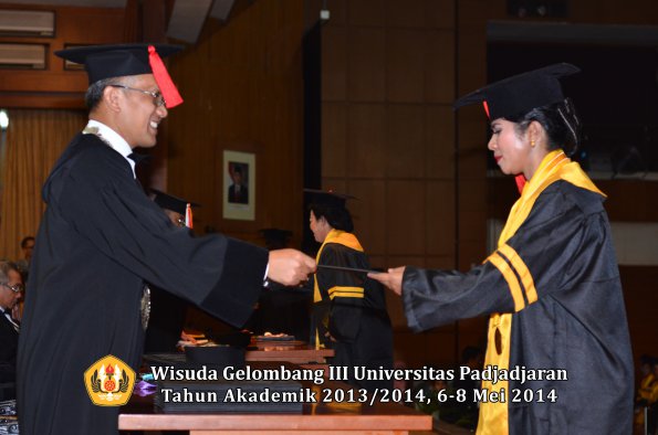 wisuda-unpad-gel-iii-ta-2013_2014-fakultas-hukum-oleh-dekan-ilalang-foto-032