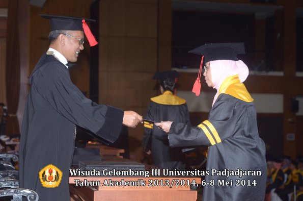 wisuda-unpad-gel-iii-ta-2013_2014-fakultas-hukum-oleh-dekan-ilalang-foto-033