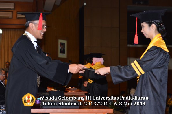 wisuda-unpad-gel-iii-ta-2013_2014-fakultas-hukum-oleh-dekan-ilalang-foto-034