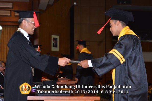 wisuda-unpad-gel-iii-ta-2013_2014-fakultas-hukum-oleh-dekan-ilalang-foto-037