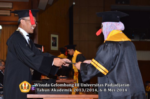 wisuda-unpad-gel-iii-ta-2013_2014-fakultas-hukum-oleh-dekan-ilalang-foto-038