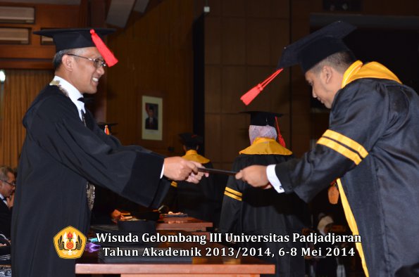 wisuda-unpad-gel-iii-ta-2013_2014-fakultas-hukum-oleh-dekan-ilalang-foto-039