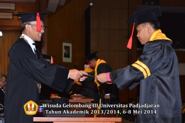 wisuda-unpad-gel-iii-ta-2013_2014-fakultas-hukum-oleh-dekan-ilalang-foto-040