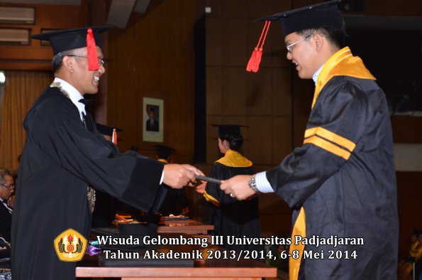 wisuda-unpad-gel-iii-ta-2013_2014-fakultas-hukum-oleh-dekan-ilalang-foto-042