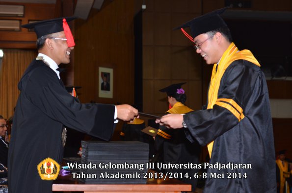 wisuda-unpad-gel-iii-ta-2013_2014-fakultas-hukum-oleh-dekan-ilalang-foto-047