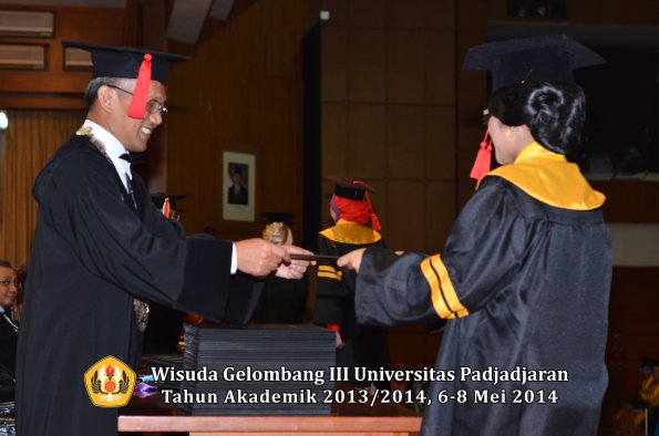 wisuda-unpad-gel-iii-ta-2013_2014-fakultas-hukum-oleh-dekan-ilalang-foto-050