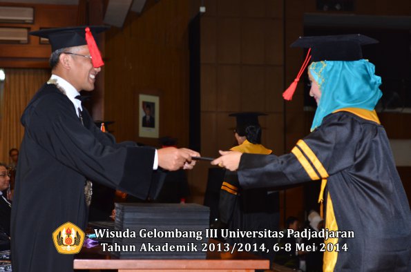 wisuda-unpad-gel-iii-ta-2013_2014-fakultas-hukum-oleh-dekan-ilalang-foto-051