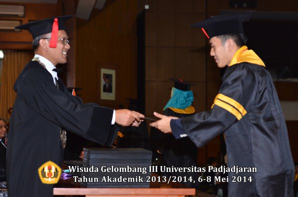 wisuda-unpad-gel-iii-ta-2013_2014-fakultas-hukum-oleh-dekan-ilalang-foto-052