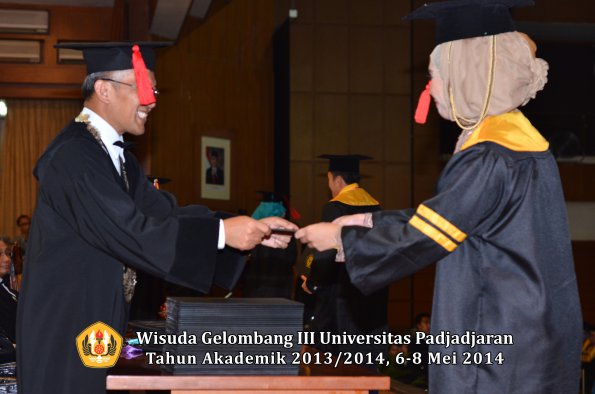 wisuda-unpad-gel-iii-ta-2013_2014-fakultas-hukum-oleh-dekan-ilalang-foto-053