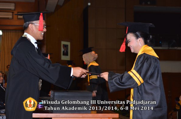 wisuda-unpad-gel-iii-ta-2013_2014-fakultas-hukum-oleh-dekan-ilalang-foto-054