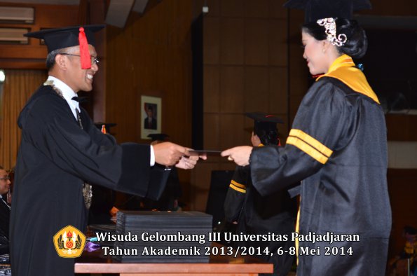 wisuda-unpad-gel-iii-ta-2013_2014-fakultas-hukum-oleh-dekan-ilalang-foto-055