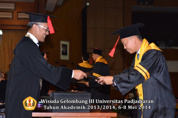 wisuda-unpad-gel-iii-ta-2013_2014-fakultas-hukum-oleh-dekan-ilalang-foto-057