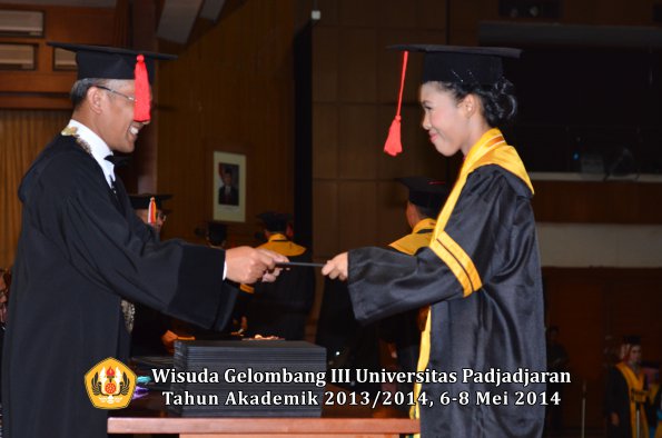 wisuda-unpad-gel-iii-ta-2013_2014-fakultas-hukum-oleh-dekan-ilalang-foto-058