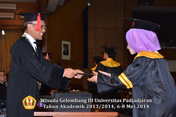 wisuda-unpad-gel-iii-ta-2013_2014-fakultas-hukum-oleh-dekan-ilalang-foto-059