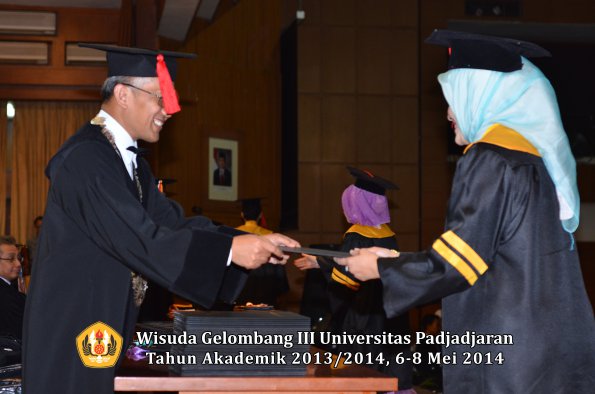 wisuda-unpad-gel-iii-ta-2013_2014-fakultas-hukum-oleh-dekan-ilalang-foto-060