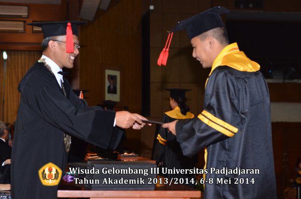 wisuda-unpad-gel-iii-ta-2013_2014-fakultas-hukum-oleh-dekan-ilalang-foto-064