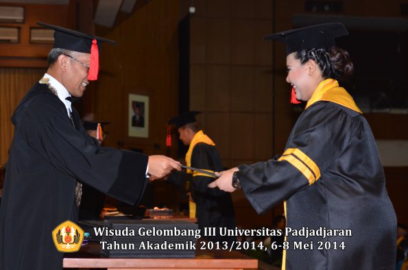 wisuda-unpad-gel-iii-ta-2013_2014-fakultas-hukum-oleh-dekan-ilalang-foto-065