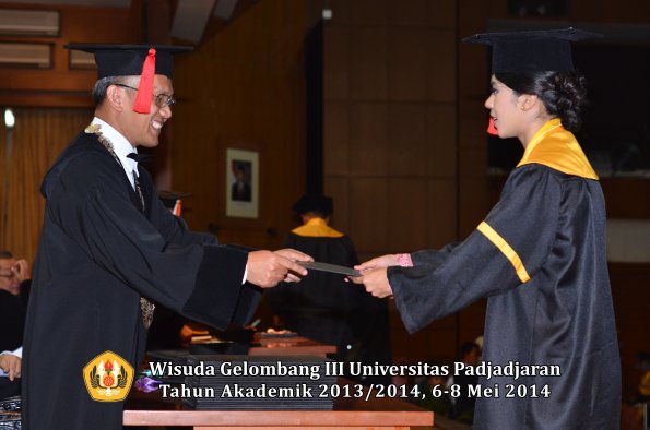 wisuda-unpad-gel-iii-ta-2013_2014-fakultas-hukum-oleh-dekan-ilalang-foto-068