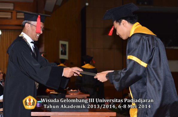 wisuda-unpad-gel-iii-ta-2013_2014-fakultas-hukum-oleh-dekan-ilalang-foto-071