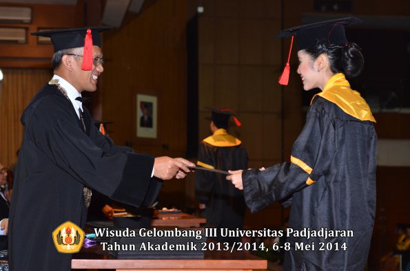 wisuda-unpad-gel-iii-ta-2013_2014-fakultas-hukum-oleh-dekan-ilalang-foto-072