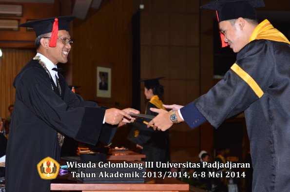 wisuda-unpad-gel-iii-ta-2013_2014-fakultas-hukum-oleh-dekan-ilalang-foto-073