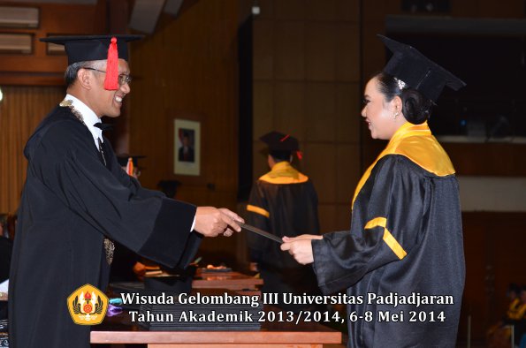 wisuda-unpad-gel-iii-ta-2013_2014-fakultas-hukum-oleh-dekan-ilalang-foto-074