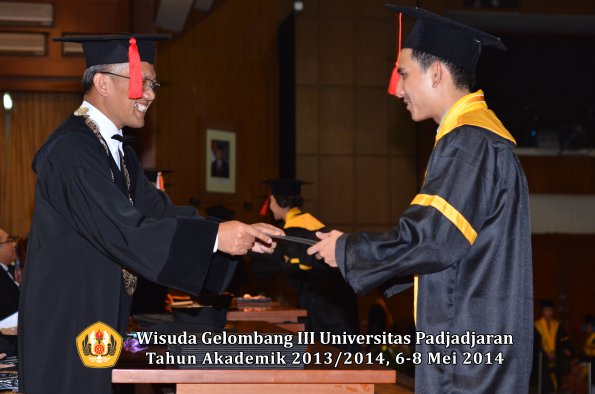 wisuda-unpad-gel-iii-ta-2013_2014-fakultas-hukum-oleh-dekan-ilalang-foto-076