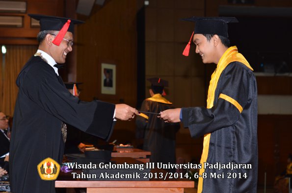 wisuda-unpad-gel-iii-ta-2013_2014-fakultas-hukum-oleh-dekan-ilalang-foto-077