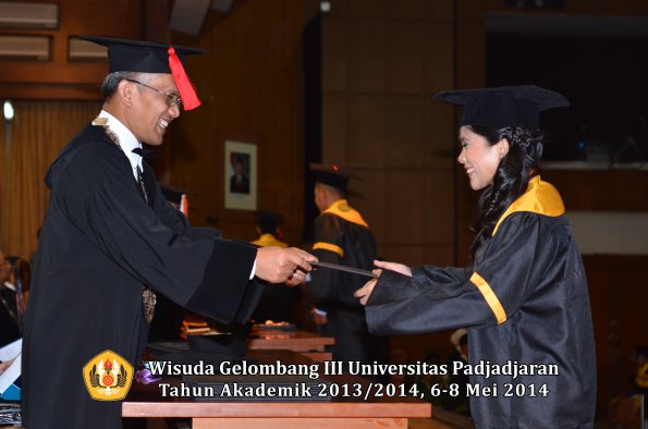 wisuda-unpad-gel-iii-ta-2013_2014-fakultas-hukum-oleh-dekan-ilalang-foto-082