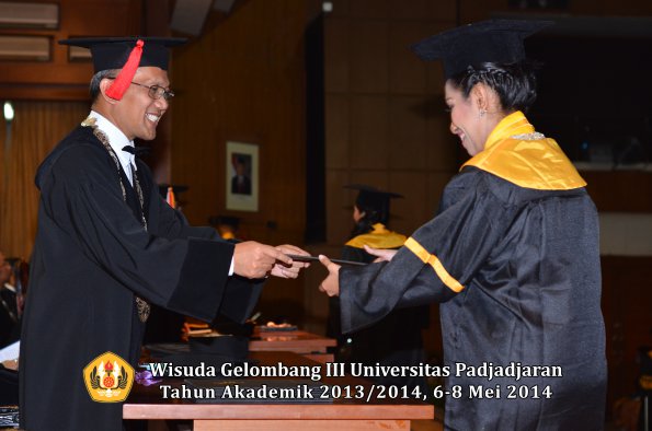 wisuda-unpad-gel-iii-ta-2013_2014-fakultas-hukum-oleh-dekan-ilalang-foto-083