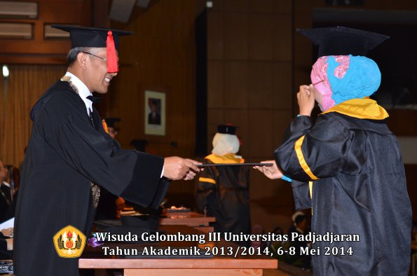 wisuda-unpad-gel-iii-ta-2013_2014-fakultas-hukum-oleh-dekan-ilalang-foto-086