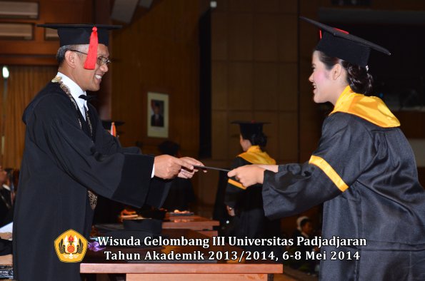 wisuda-unpad-gel-iii-ta-2013_2014-fakultas-hukum-oleh-dekan-ilalang-foto-089