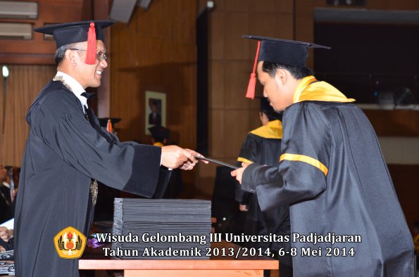 wisuda-unpad-gel-iii-ta-2013_2014-fakultas-hukum-oleh-dekan-ilalang-foto-092