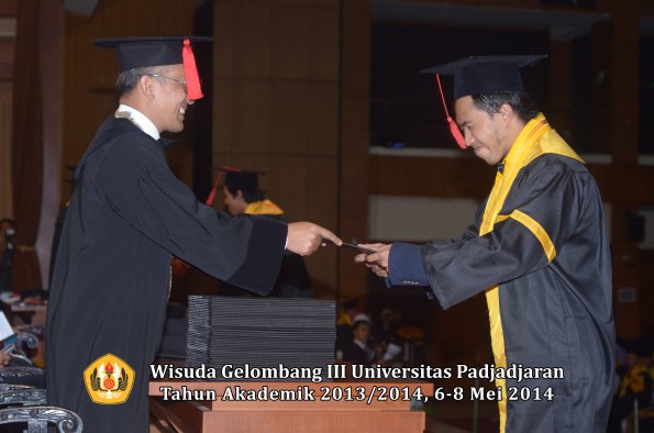 wisuda-unpad-gel-iii-ta-2013_2014-fakultas-hukum-oleh-dekan-ilalang-foto-094