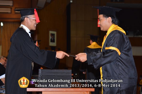 wisuda-unpad-gel-iii-ta-2013_2014-fakultas-hukum-oleh-dekan-ilalang-foto-096