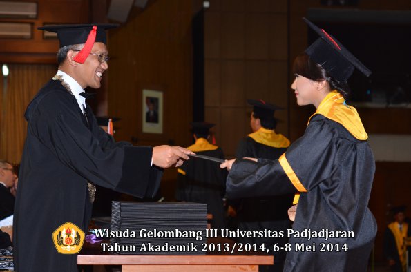 wisuda-unpad-gel-iii-ta-2013_2014-fakultas-hukum-oleh-dekan-ilalang-foto-097