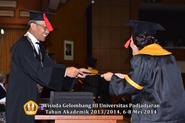 wisuda-unpad-gel-iii-ta-2013_2014-fakultas-hukum-oleh-dekan-ilalang-foto-098