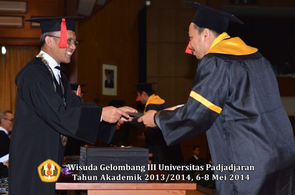 wisuda-unpad-gel-iii-ta-2013_2014-fakultas-hukum-oleh-dekan-ilalang-foto-100