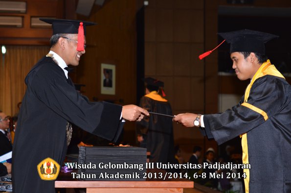 wisuda-unpad-gel-iii-ta-2013_2014-fakultas-hukum-oleh-dekan-ilalang-foto-101